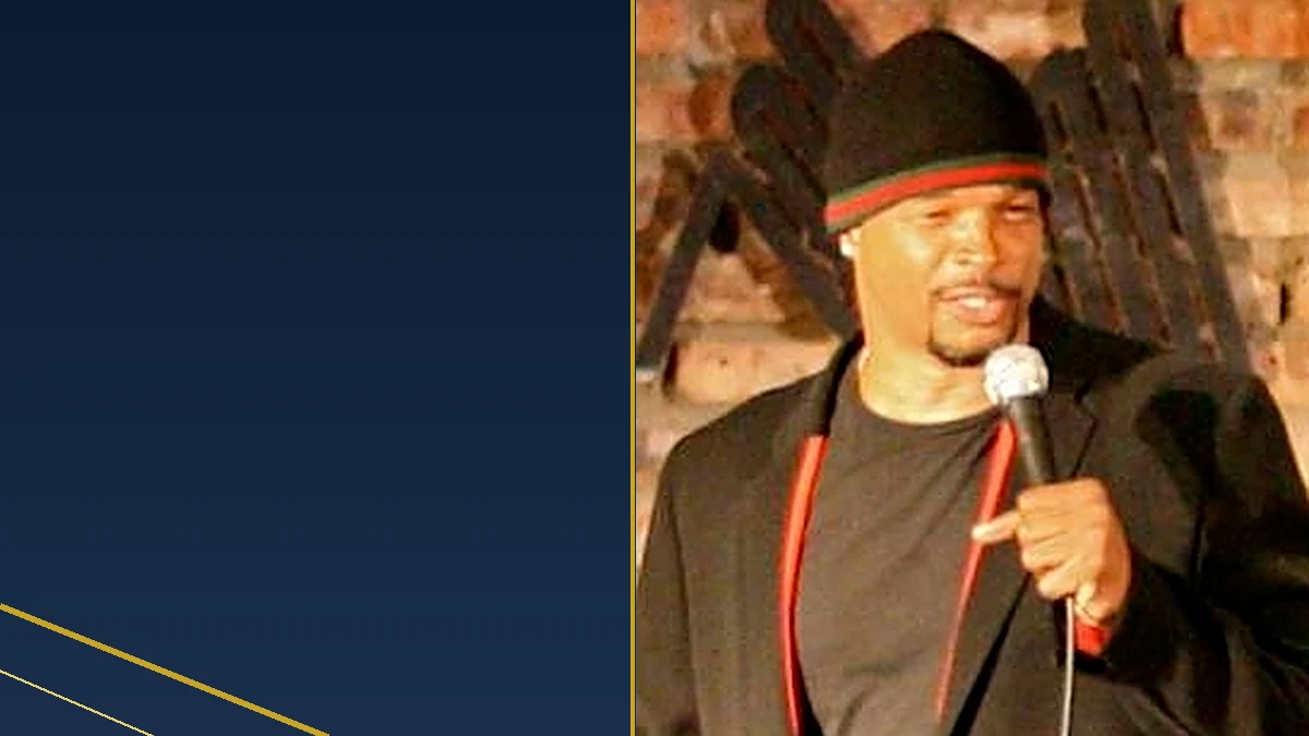 Damon Wayans performing stand-up comedy on stage at the Improv, 2007